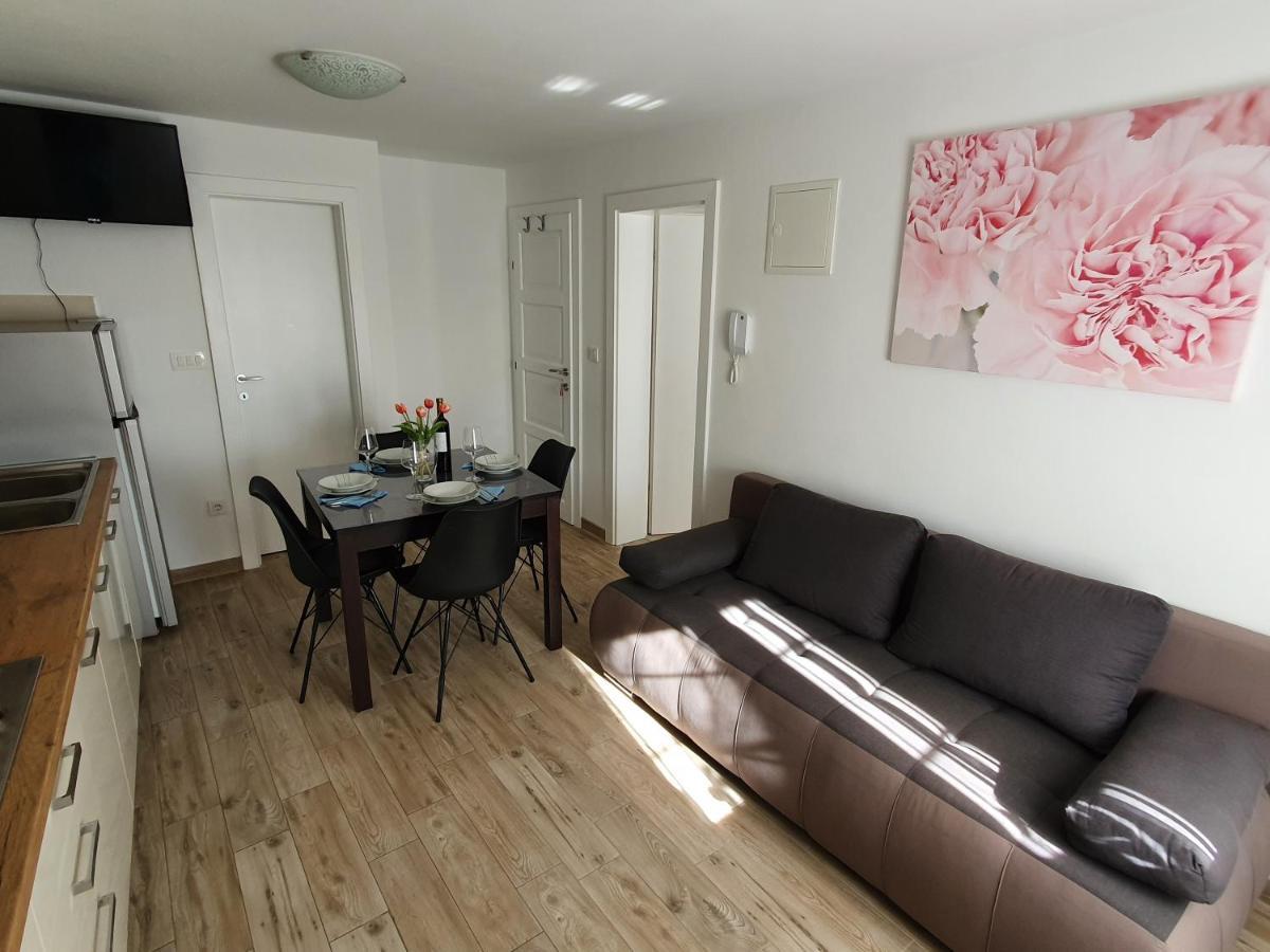 Apartaments Ukic 普维克瑟普瑞内 外观 照片