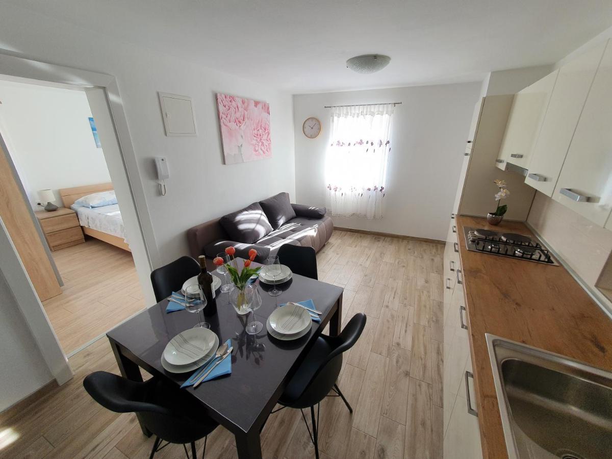 Apartaments Ukic 普维克瑟普瑞内 外观 照片