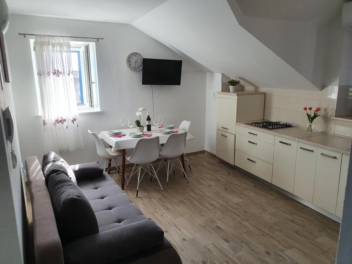 Apartaments Ukic 普维克瑟普瑞内 外观 照片